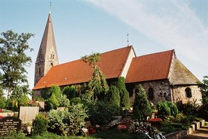 Borbyer Kirche, im Vordergrund Grabsteine