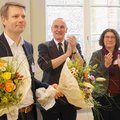 Dennis Pistol (l.) freute sich über die blumenreichen Glückwünsche von Propst Matthias Krüger und Präses Maike Tesch. Blumen für den neuen Propst