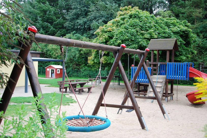 Nestschaukel und Schaukel